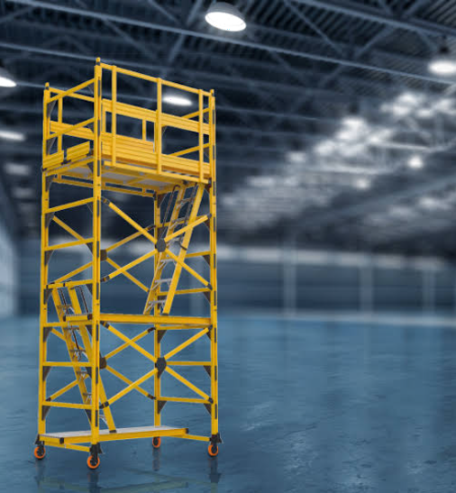 Torre de andamio móvil en nave industrial